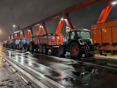 Une douzaine de tracteurs et une centaine d'agriculteurs étaient mobilisés.