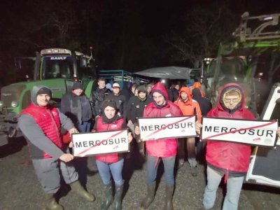 Des agriculteurs rassemblés contre le Mercorsur à Barneville-Carteret, lundi 18 novembre. - FDSEA / JA 50