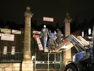 Des panneaux ont été accrochés au portail de la préfecture.