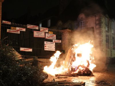 Les agriculteurs ont enflammé une botte de paille.