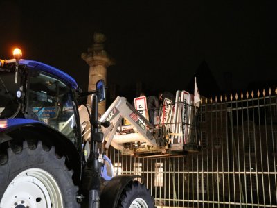 Au total, 4 tracteurs et une trentaine d'agriculteurs étaient devant la préfecture de l'Orne, lundi 18 novembre.