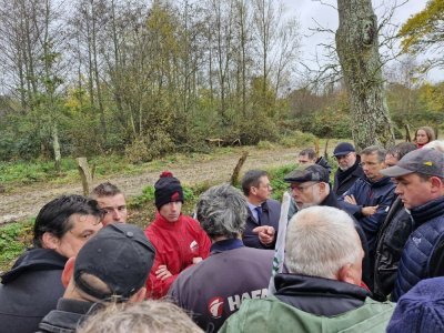 "On demande juste à prendre soin de nos parcelles, on ne sera pas mutés dans deux ans, nous !" a lancé un agriculteur lors des échanges avec les élus.