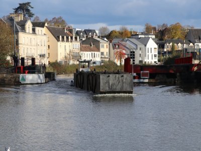 La barge fait 6 à 7 allers-retours par jour jusqu'au quai de Calix, pour déposer les sédiments dans un camion.