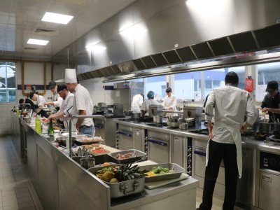 Ça fourmille dans les cuisines de l'ICEP Formation de Caen. Neuf jeunes participent au concours de cuisine.