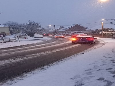 La neige a fait son apparition dans le Cotentin le 21 novembre au matin, perturbant la circulation. Autour de Cherbourg, le réseau de transport Cap Cotentin a été suspendu sur les lignes 1 à 8. - Stéphane Eve