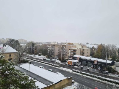 A midi, la neige ressemble à de la pluie à Caen, mais ça tient toujours.