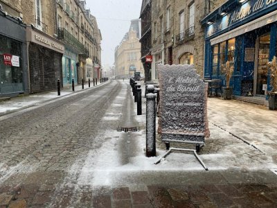 place du Palais et place Joseph de la Magdelaine, Alençon (Orne)sous la neige. - Martin