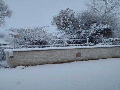 Le Plessis-Grimoult (Calvados) sous la neige. - Virginie Fauvel