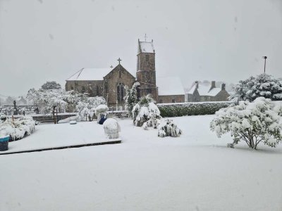 Eglise de Perriers en Beauficiel (Manche) sous la neige. - Magalie Dubois