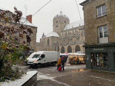 place du Palais et place Joseph de la Magdelaine, Alençon (Orne) sous la neige. - Martin