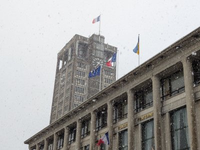 En ville basse au Havre, la neige tombe sans discontinuer mais ne tient pas sur les routes.