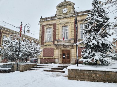 La mairie de Saint-Romain-de-Colbosc, comme sortie d'un conte de Noël.