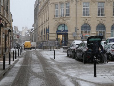 La ville d'Alençon est sous la neige depuis ce matin.