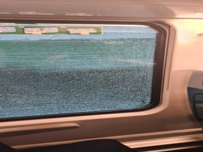 L'impact de la glace a fissuré la vitre de la voiture trois du train Paris-Cherbourg.