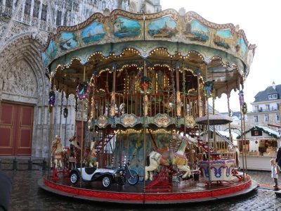 Le carrousel est de retour sur le marché de Noël. Lui qui se situe habituellement derrière la cathédrale, place de la Calende, s'est installé juste devant l'édifice. Pour cette édition, le chalet du père Noël a pris sa place.