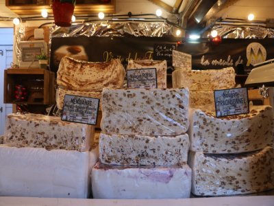 Qui dit marché de Noël dit nougat bien sûr. Et ce n'est pas n'importe lequel car celui-ci vient de Montélimar. Il y en a pour tous les goûts : au caramel au beurre salé, à la noisette, aux amandes, à la pistache etc.