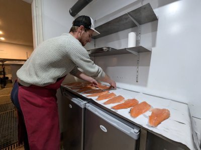 Après avoir salé et rincé les filets, ils seront bientôt fumés dans le labo de Symbi0se.