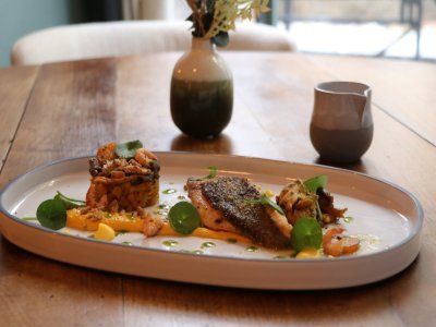 Pour un plat normand le jour de Noël, le chef François Eustace conseille le filet de Saint-Pierre accompagné de légumes et de champignons ornais.