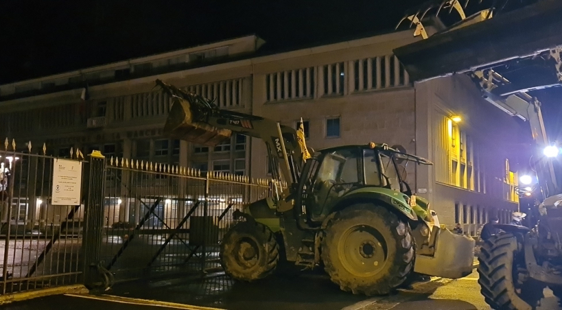 Les tracteurs sont devant la préfecture.