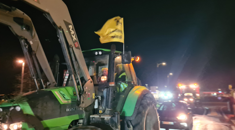 Plus de 15 tracteurs sont arrivés dans Saint-Lô.