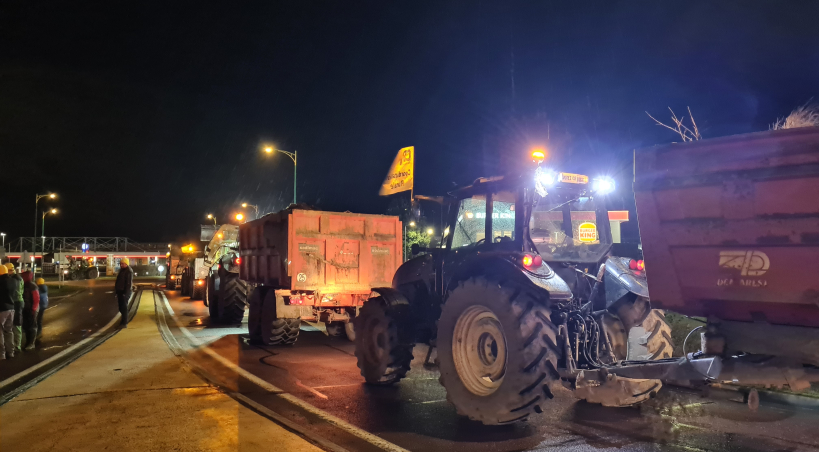 Ils sont arrivés de nuit, toutes les lumières allumées et les klaxons hurlant.