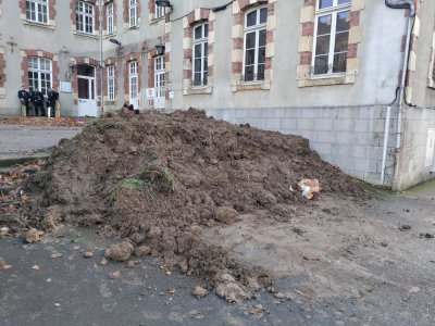 Sur le tas de terre, des têtes de sangliers ont été déposées.