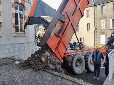 Le siège de l'Office français de la biodiversité a reçu une benne de terre.