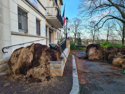 L'accès à la sous-préfecture a été barré par une botte de paille.