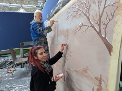 Jean-Marc Touttain et Charlie Varin assurent les dernières retouches avant l'ouverture.