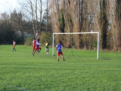 Sourire et détente avant l'entraînement pour les Polynésiens, mais tout devient sérieux quand l'entraîneur donne le ton. 