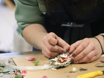 La deuxième épreuve de la compétition imposait la fabrication d'un nœud papillon pour les fêtes de fin d'année. Un travail de couturier de la fleur, où créativité, élégance et minutie sont attendues.