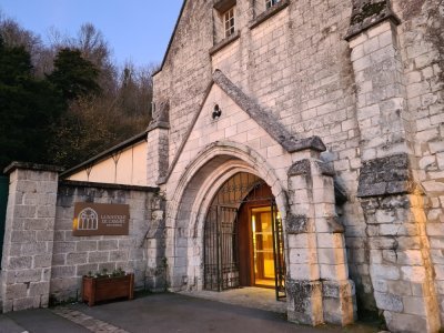 La bière est désormais la principale production des moines de l'abbaye de Saint-Wandrille, qui fabriquent aussi leur propre miel. La boutique propose aussi d'autres produits monastiques.