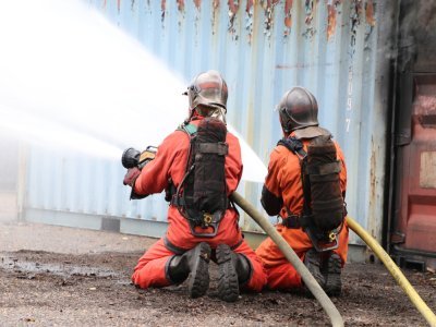 Contrairement à une lance à incendie traditionnelle qui utilise 500 litres d'eau par minute, la lance diphasique projette, elle, environ 100 litres par minute, soit cinq fois moins d'eau utilisée.