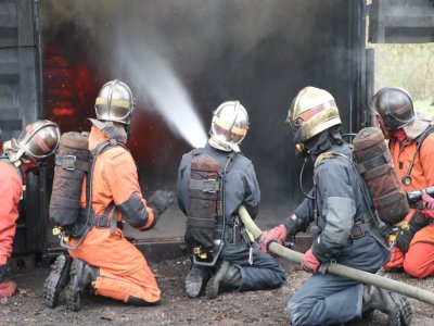 Plus légère, la lance diphasique permet aux pompiers de mieux se mouvoir lorsqu'ils progressent contre le feu. La dispersion des fines gouttelettes permet aussi de créer une bulle de fraîcheur autour des pompiers.