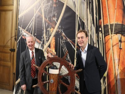 L'exposition "La Grande Flottille" est coorganisée par l'association Bateaux de Normandie (son président Laurent Clotteau, à gauche) et la Ville de Caen (le maire Aristide Olivier, à droite).