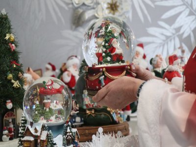 Des décorations dans toute la maison. Si Marie-Christine Peffer possède une pièce dédiée, toute sa maison devient décorée quand arrive Noël. On retrouve même des statuettes de père Noël déguisé en marin… Dans les toilettes ! 