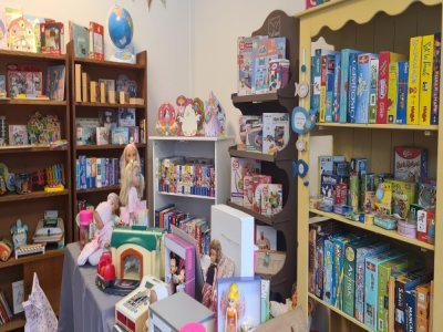 Jusqu'au 24 décembre, l'association Kintsu Jouets est présente à Rouen pour vendre ses jouets de seconde main.