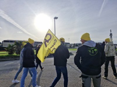 Une vingtaine d'agriculteurs de la Coordination Rurale de la Manche sont venus manifester. 