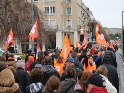 Les différents syndicats étaient représentés dans le cortège.