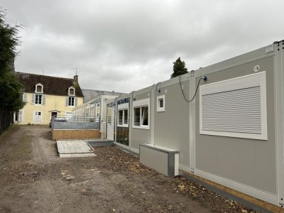 Les locaux temporaires de Falaise, avec au fond la maison, qui doit être rénovée, et prête en 2028.