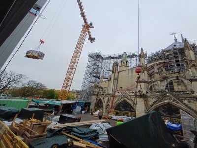 La grue est venue récupérer les matériaux directement sur le fleuve. - Sogestran