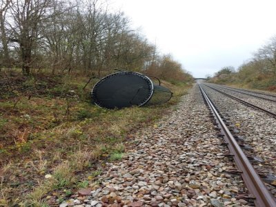 Un trampoline s'est envolé sur les voies entre Alençon et Surdon. - SNCF Réseau