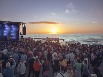 Un pass pour Cabourg, mon Amour
Car il n'y a pas que Beauregard dans le Calvados, du 19 au 21 juin, profitez d'un festival d'artistes émergeants, sur le sable de la plage de Cabourg ! Un moment d'exception pour découvrir les artistes de demain. Le prix du pass trois jours : 69€. - Orysia Photo