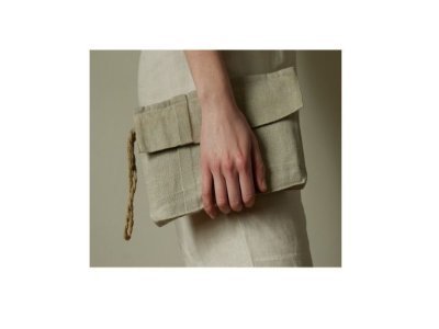 Une pochette en lin 
Une attention 100% normande avec cette pochette en lin de la marque Declerck. Fondée par Marine Declerck, cette enseigne caennaise utilise un mode de production local et durable, et propose une gamme de prêt à porter, et linge de maison. Prix de la pochette : 35€. - Declerck