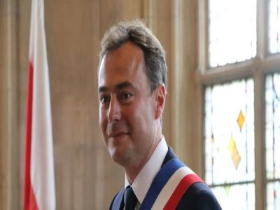 Parmi les nombreux rebondissements politiques, le principal est sûrement la victoire de Joël Bruneau aux élections législatives, laissant son siège de maire de Caen à son bras droit Aristide Olivier.