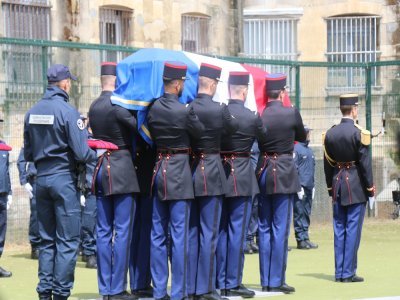 2024 fut aussi un temps de deuil. Caen a perdu deux citoyens, agents pénitentiaires, tués au péage d'Incarville (Eure). Un hommage national a été rendu à Arnaud Garcia et Fabrice Moello.