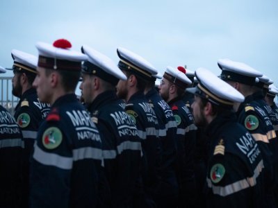 Le dernier équipage de l'Emeraude a assisté à l'ultime lever des couleurs du bâtiment. La plupart des sous-mariniers seront affectés d'ici septembre 2025 sur le De Grasse, un nouveau SNA.