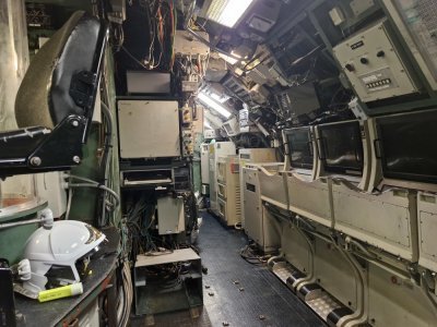 A l'intérieur de l'Emeraude, tous les éléments sont retirés peu à peu. La Marine laissera le bâtiment le plus vide possible avant son démantèlement.