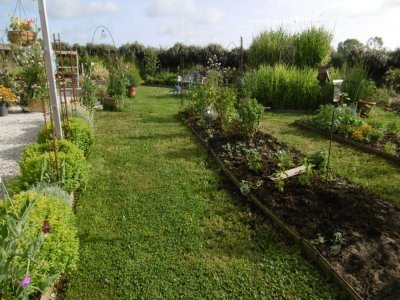 Le Jardin des Senteurs est situé à Saint-Gabriel-Brécy, commune déléguée de Creully-sur-Seulles.