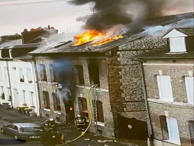 Les photos de l'incendie prises au matin. L'appartement de Slymane Lerouge était tout en haut, sous les combles.  - M6